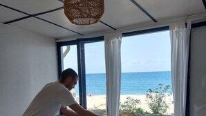 Una sala massaggi con vista sulla spiaggia.