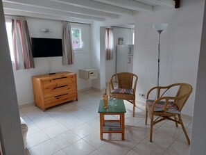 Bungalow familiar | Área de sala de estar | Televisión de pantalla plana 