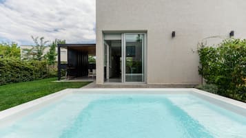 Una piscina al aire libre de temporada