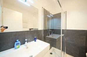 Apartment | Bathroom | Shower, hair dryer, bidet, towels - DolceVita Apartments N. 515 (Venice)