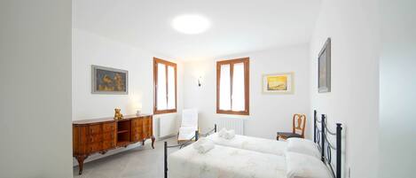 Apartment | 3 bedrooms, iron/ironing board, free WiFi, bed sheets