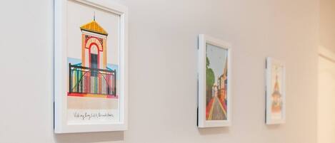 Tres obras de arte enmarcadas en una pared.