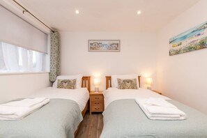 2 habitaciones, tabla de planchar con plancha y cuna de viaje 