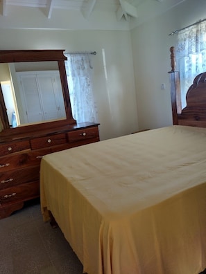 House - Remarkable 2-bed House in Old Harbour (Old Harbour)