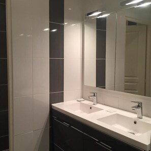 Habitación cuádruple Confort | Tabla de planchar con plancha y wifi gratis