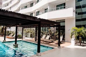Outdoor pool - Mondial Apartments By BnbHost (Salvador)