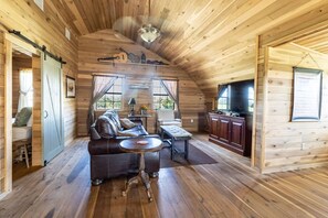 TV - The Barnhouse for 2 @ TimberRose Ranch FBG hot tub (Fredericksburg)