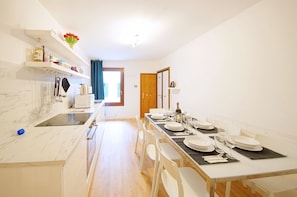 Full-size fridge, microwave, oven, stovetop
