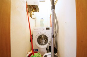 Großer Kühlschrank, Mikrowelle, Ofen, Herdplatte