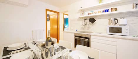 大型冷蔵庫、電子レンジ、オーブン、コンロ