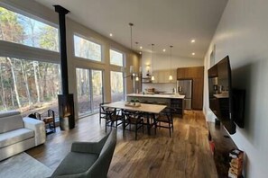 TV, fireplace - EARTH chalet in harmony with nature, Tremblant (Mont-Tremblant)