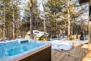 Outdoor spa tub - EARTH chalet in harmony with nature, Tremblant (Mont-Tremblant)