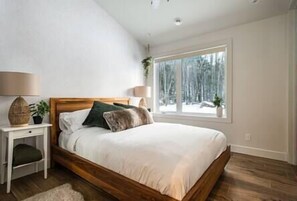 3 bedrooms, iron/ironing board, travel cot, Internet - EARTH chalet in harmony with nature, Tremblant (Mont-Tremblant)