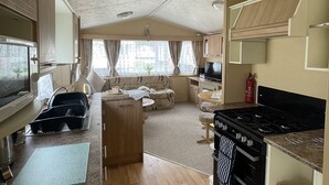 Unclassified image, 3 of 11, button - Charming 3-bed Chalet in Clacton-on-sea (Clacton-on-Sea)