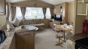 Unclassified image, 5 of 11, button - Charming 3-bed Chalet in Clacton-on-sea (Clacton-on-Sea)