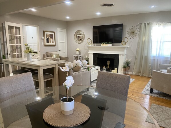 Dining - Stunning Home With Large Yard in Los Angeles (North Hollywood)