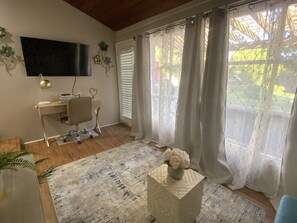 House | Living area | TV - Stunning Home With Large Yard in Los Angeles (North Hollywood)