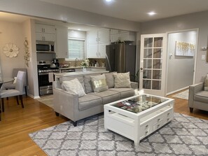 House | Living area | TV - Stunning Home With Large Yard in Los Angeles (North Hollywood)