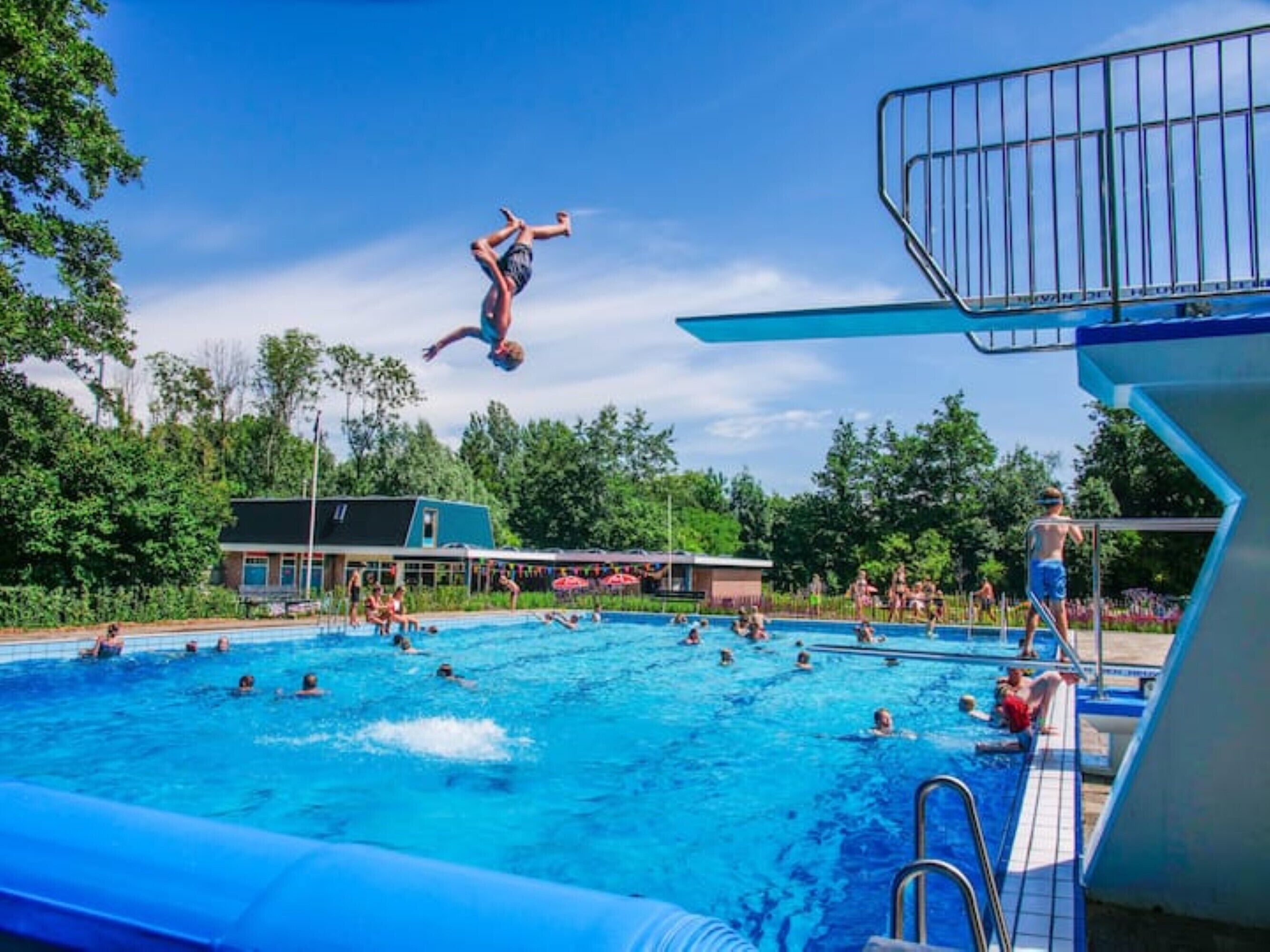 Een buitenzwembad, een verwarmd zwembad