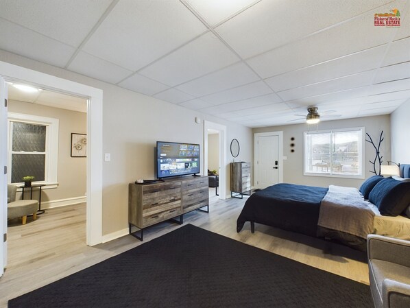 1 Schlafzimmer, Schreibtisch, Bügeleisen/Bügelbrett, Reisekinderbett