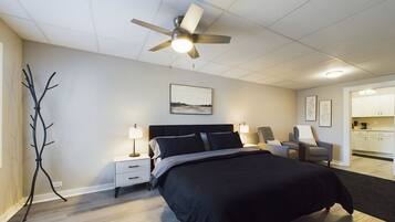 1 Schlafzimmer, Schreibtisch, Bügeleisen/Bügelbrett, Reisekinderbett