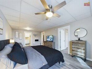2 Schlafzimmer, Schreibtisch, Bügeleisen/Bügelbrett, Reisekinderbett