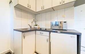 Refrigerador, parrilla de estufa y utensilios de cocina 