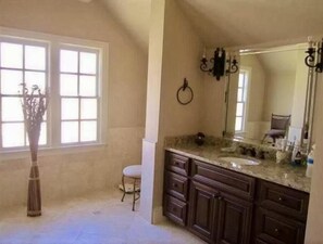 Combined shower/tub, bidet, towels, soap