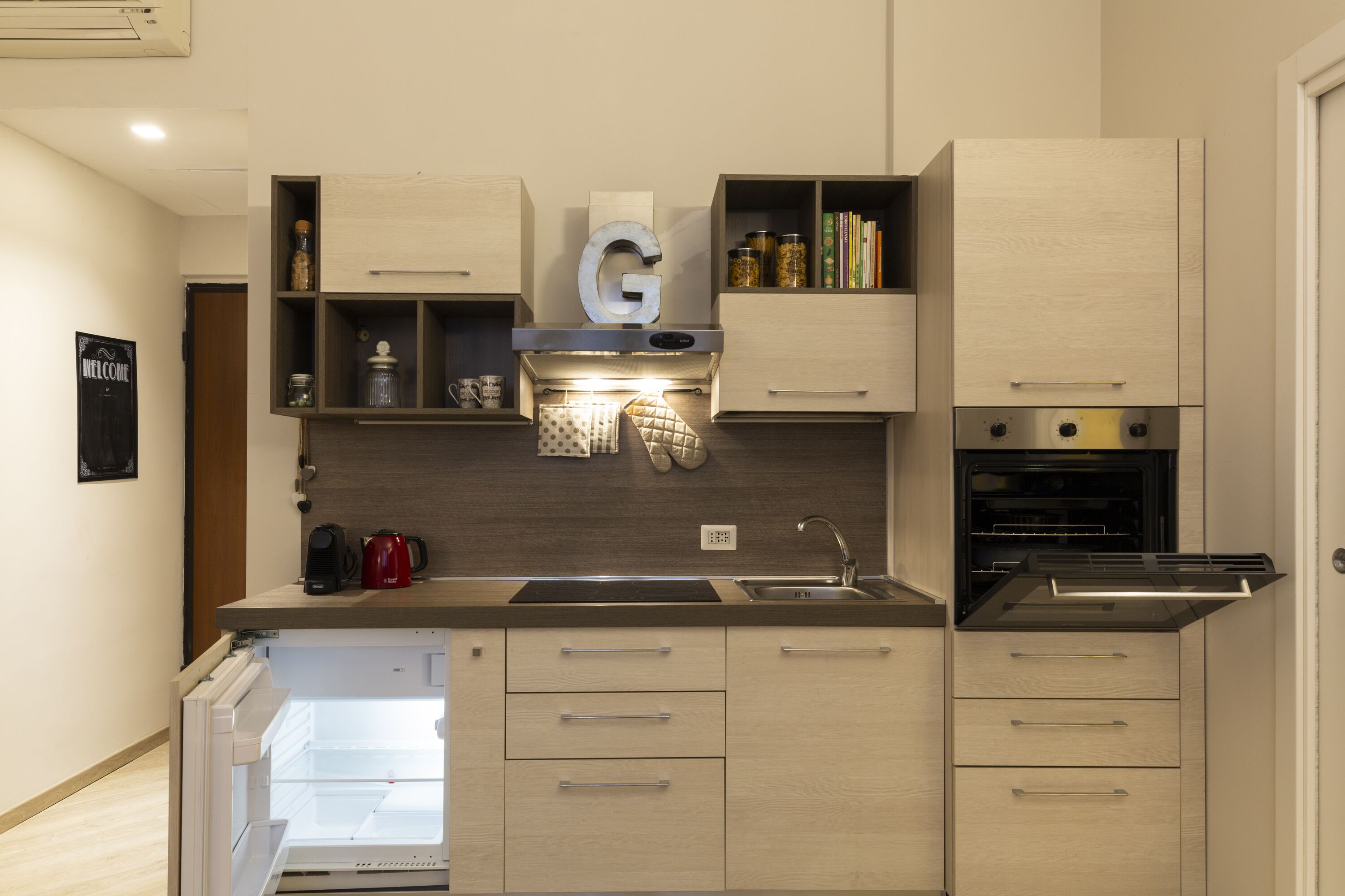 Une cuisine moderne dotée d’appareils électroménagers intégrés, d’un évier et d’une cuisinière.