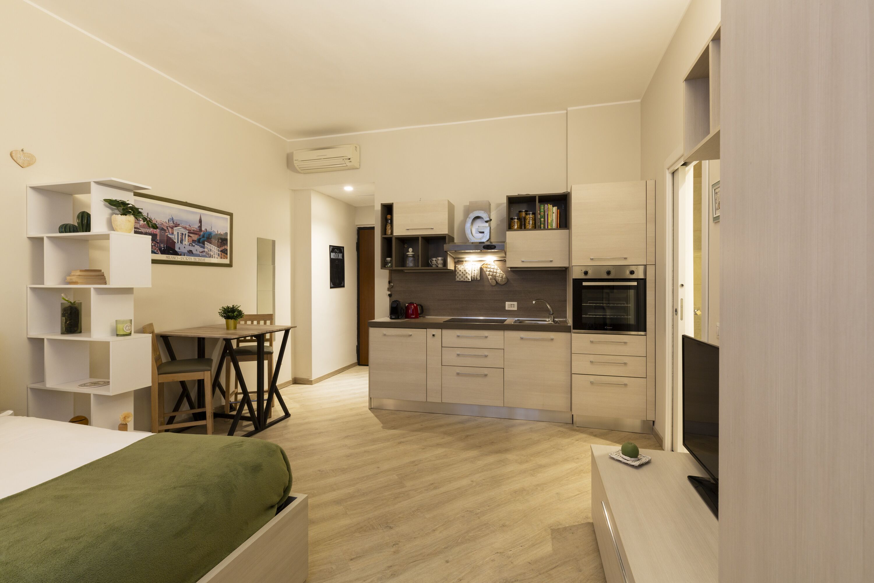 Estudio urbano | Muebles diferentes, tabla de planchar con plancha y wifi gratis 