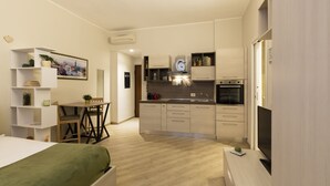 A modern apartment with a kitchen, dining area, and a bed. - notaMi - City Charme Studio (Milan)