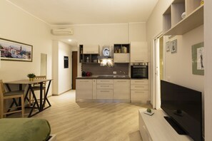 Estudio City | Cocina privada | Frigorífico pequeño, horno, placa de cocina y máquina de café espresso