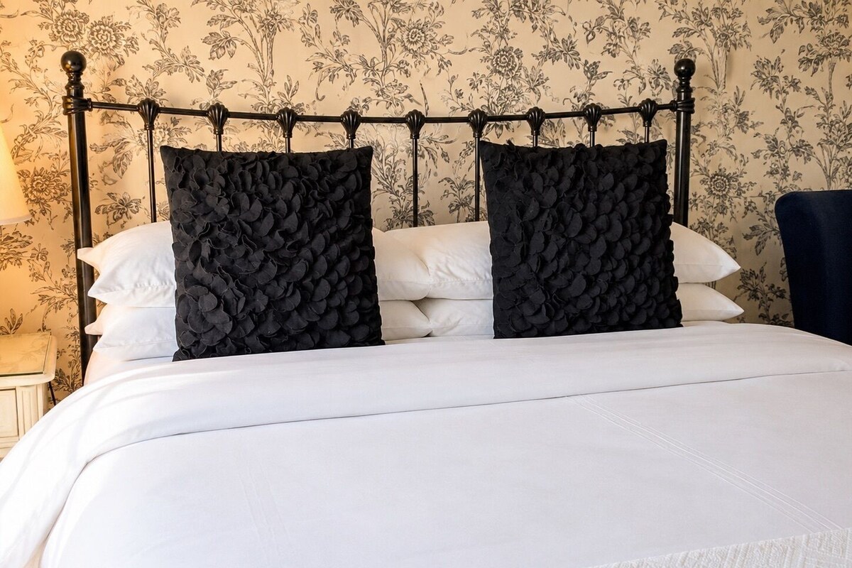 Economy Double Room | Iron/ironing board (on request), WiFi (free), bed sheets
