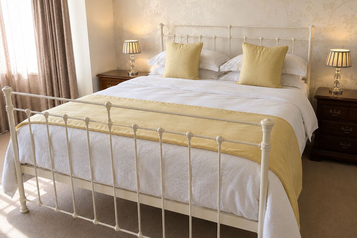 Deluxe Room, 1 Bedroom, Non Smoking, Courtyard View | Iron/ironing board (on request), WiFi (free), bed sheets