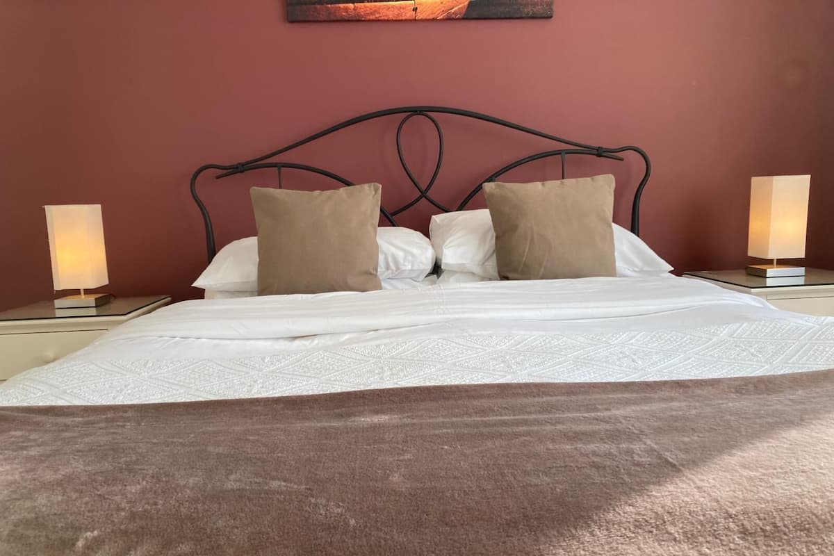 Quarto casal clássico | Ferros/tábuas de passar roupa, Wi-Fi de cortesia, roupa de cama