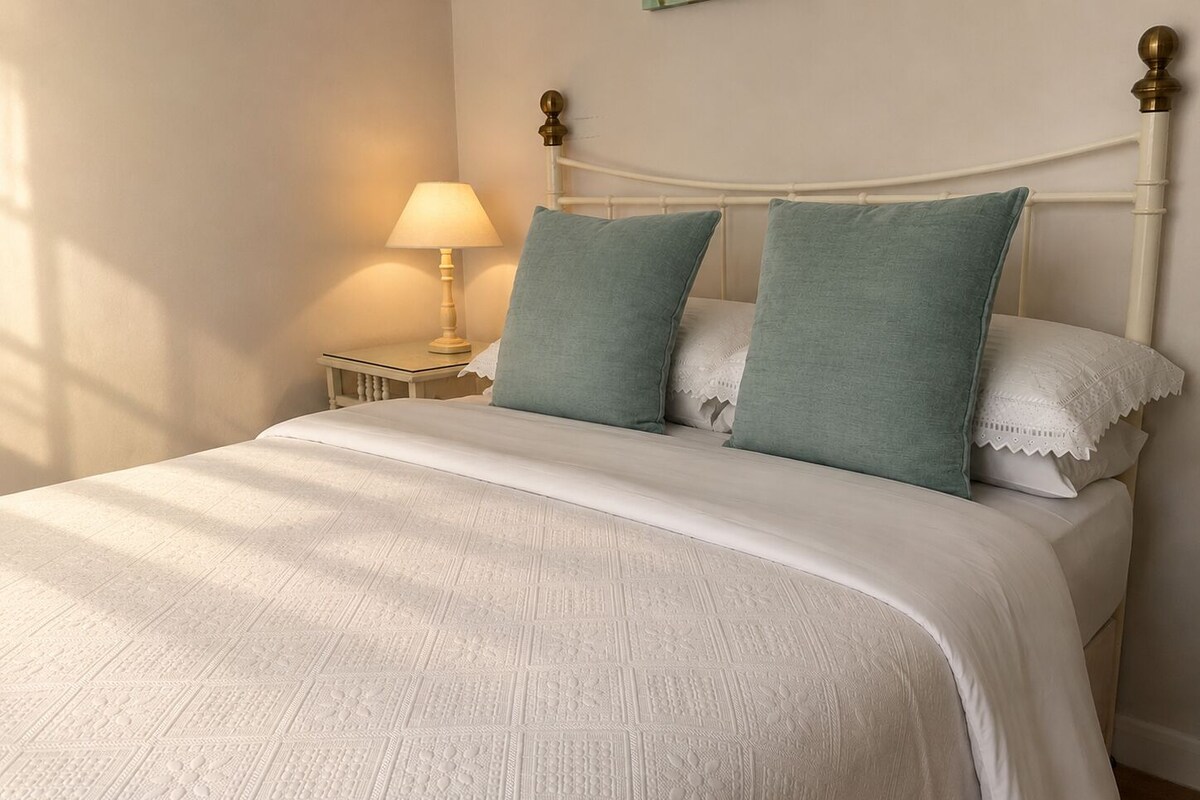 Economy Double Room | Iron/ironing board (on request), WiFi (free), bed sheets