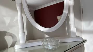 Kahden hengen classic-huone | Silitysrauta/-lauta, ilmainen Wi-Fi, vuodevaatteet