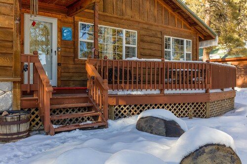 Charming Dog-Friendly Cabin | In the Forest, Near Skiing & Hot Springs