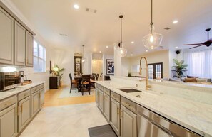 Fridge, oven, stovetop, dishwasher - Best of Midtown-3 Bedrooms, Minutes to Attractions (Houston)