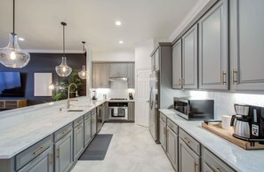 Kylskåp, ugn, spishäll och diskmaskin