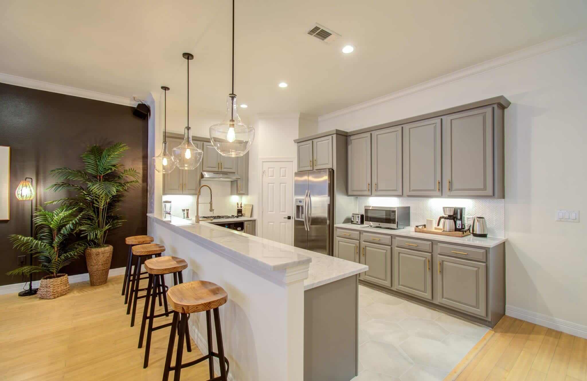 Kjøleskap, ovn, kokeplater og oppvaskmaskin