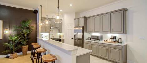 Kjøleskap, ovn, kokeplater og oppvaskmaskin