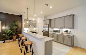 Fridge, oven, stovetop, dishwasher - Best of Midtown-3 Bedrooms, Minutes to Attractions (Houston)