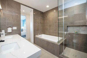Een douche, een haardroger, handdoeken, zeep