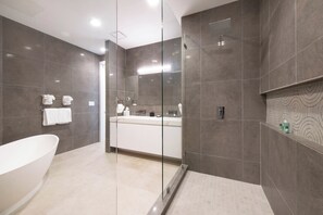 Dusche, Haartrockner, Handtücher, Seife