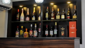 Uma loja de bebidas alcoólicas com prateleiras cheias de garrafas de vinho e destilados.