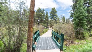 Property grounds - Trails End Mountainside Condo: Ski-In/Out, Downtown Breck (Breckenridge)