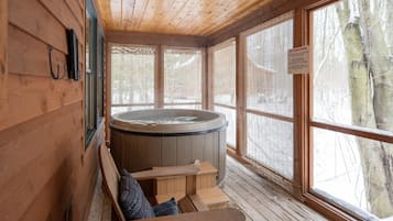 Indoor spa tub