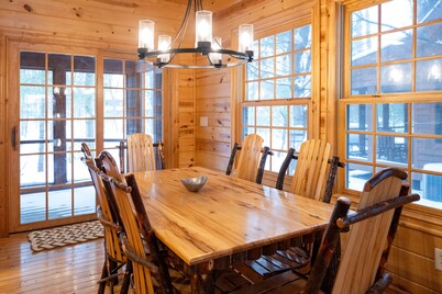 Rustic Elegance! Pool, Fire Pit, Hot Tub, Screened Porch & more!