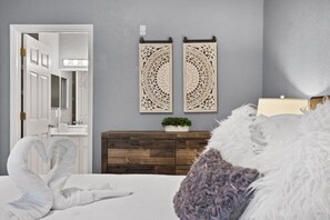 3 bedrooms, desk, iron/ironing board, travel cot - Gorgeous Bahama Bay Resort 3-bedroom Condo - NO Resort Fee!! (Davenport)